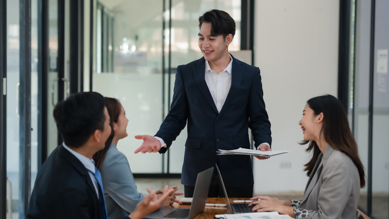 พาร์ตเนอร์ธุรกิจประชุมเพื่อวางแผนธุรกิจและกำหนดเป้าหมายร่วมกัน