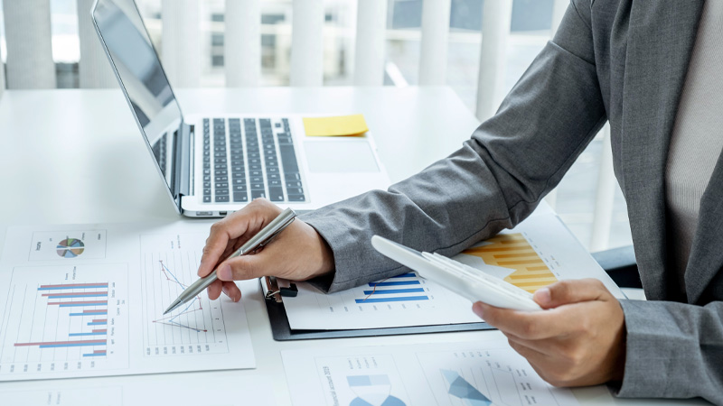 เจ้าของกิจการมือใหม่กำลังวิเคราะห์งบการเงิน